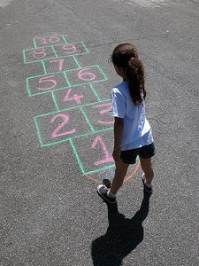 Foto de Menina Jogando Jogo Da Amarelinha e mais fotos de stock de Criança  - Criança, Jogo da amarelinha, Menina - iStock